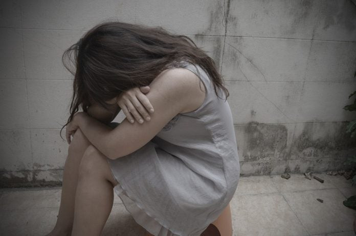 Μοίρασαν φυλλάδια στο Άστρος για να καταγγείλουν τον βιαστή της 8χρονης (εικόνα)